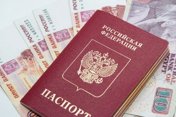 Passaporte russo em um contexto de rublos e libras egípcias — Fotografia de Stock