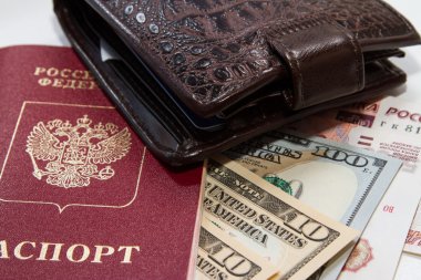 Rus pasaportu, cüzdan, ruble ve dolar