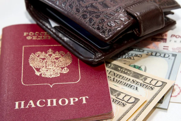 Pasaporte ruso, billetera, rublos y dólares —  Fotos de Stock