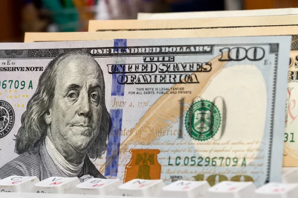 Amerikanska dollar på ett tangentbord. Begreppet elektroniska betalningar — Stockfoto