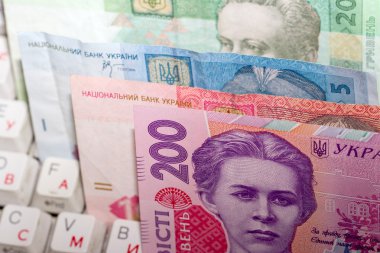 Bilgisayar klavyesindeki Ukraynalı hryvnia. Elektronik ödemeler kavramı