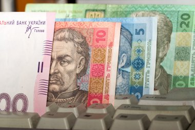 Bilgisayar klavyesindeki Ukraynalı hryvnia. Elektronik ödemeler kavramı