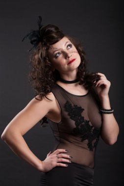 Parlak makyaj ve saç şapka şeklinde bir kızla