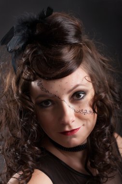 Parlak makyaj ve saç şapka şeklinde bir kızla