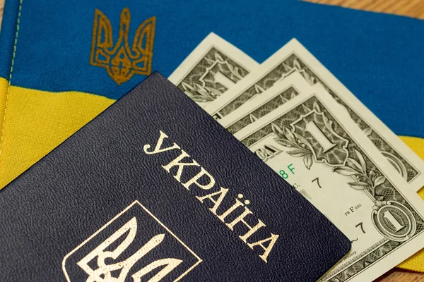 Паспорт гражданина Украины на фоне флага Украины — стоковое фото