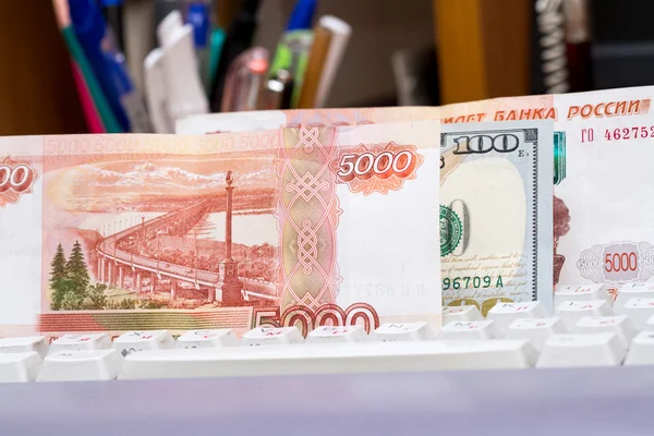 Російських рублів і нас доларів на клавіатурі комп'ютера. Грошових переказів — стокове фото