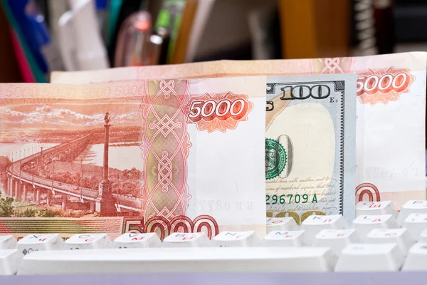 Ruble rusești și dolari americani pe o tastatură de calculator. Transfer de sârmă — Fotografie, imagine de stoc