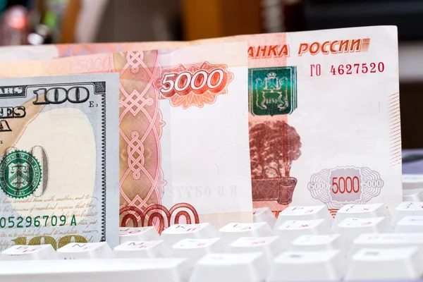 Russian rubles and US dollars on a computer keyboard. Wire transfers — Stock Photo, Image