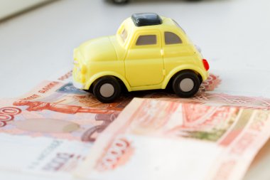 Oyuncak araba beş bin Rublesi banknot üzerinde