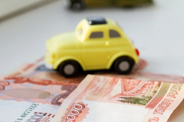 Игрушечный автомобиль на банкноте в пять тысяч рублей — стоковое фото