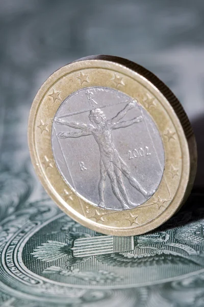 Moneta in euro su una banconota da un dollaro — Foto Stock