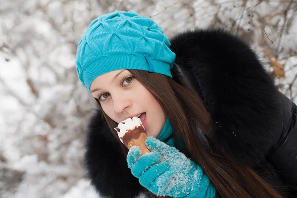 Girl eating ice cream in winter — Stock Photo, Image
