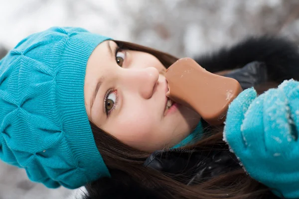 Girl eating ice cream in winter — Stock Photo, Image