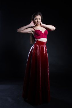 Genç kız bir kırmızı etek ve sutyen