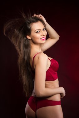 Kız kırmızı iç çamaşırı. stüdyo fotoğrafçılığı