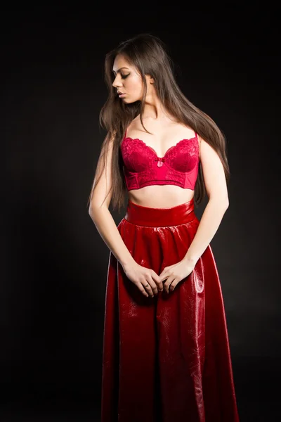 Κορίτσι σε κόκκινο μακριά φούστα και σουτιέν. φωτογραφία στούντιο — Φωτογραφία Αρχείου
