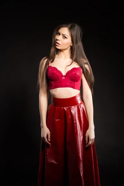 Chica en falda larga roja y sujetador. fotografía de estudio —  Fotos de Stock