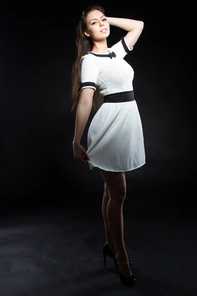 在黑色背景上的白色连衣裙的女孩 — 图库照片