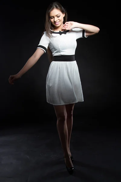 Девушка в белом платье на черном фоне — стоковое фото