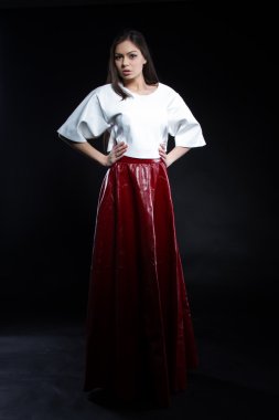 Siyah bir zemin üzerine kırmızı uzun etekli kız