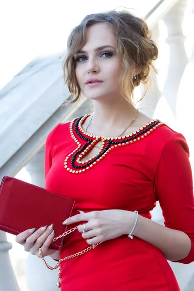 Mujer de negocios en un vestido rojo —  Fotos de Stock