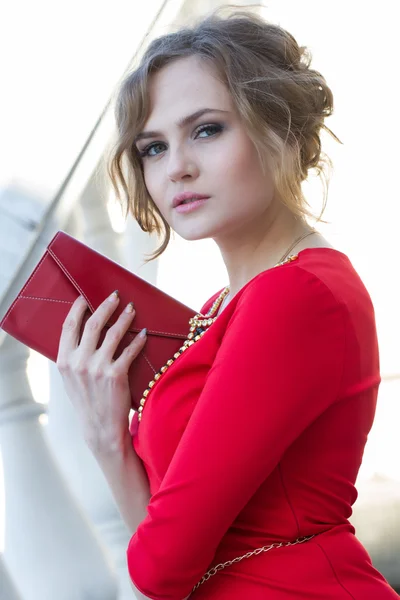 Zakenvrouw in een rode jurk — Stockfoto