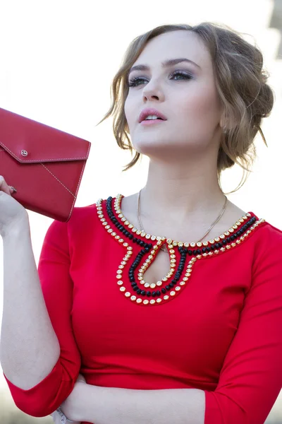 Zakenvrouw in een rode jurk — Stockfoto