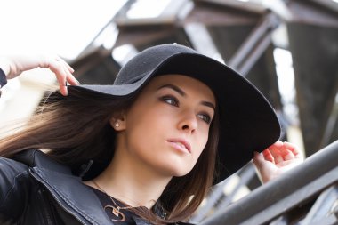 Şapkalı kadın ekledi genç kız