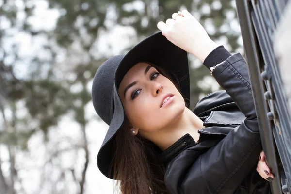 Молодая девушка в широкополой шляпе — стоковое фото