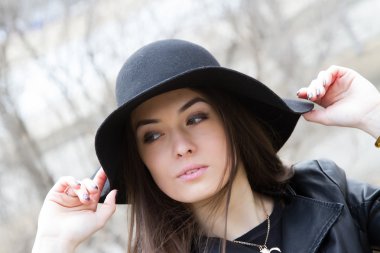 Şapkalı kadın ekledi genç kız