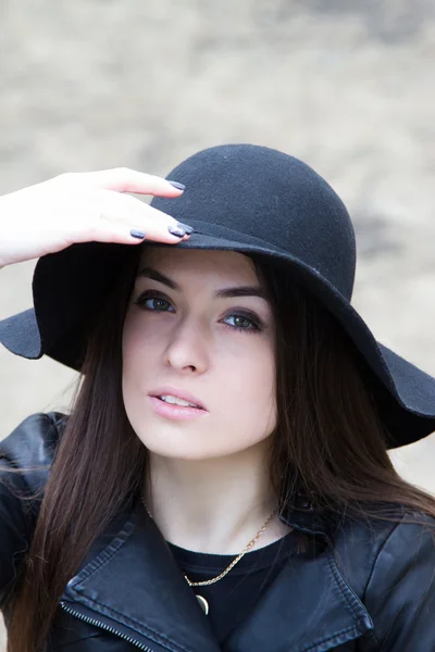Chica joven en sombrero de ala ancha — Foto de Stock