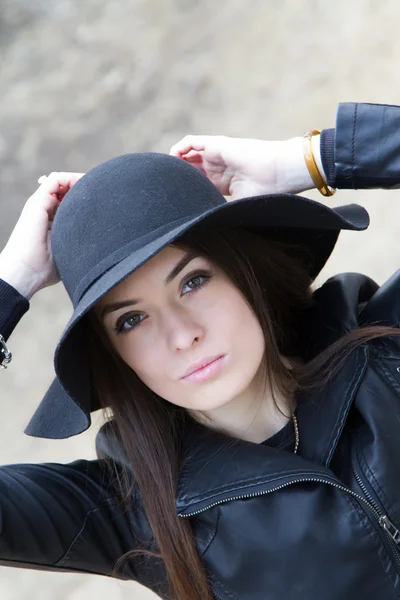 Young girl in broad-brimmed hat — Stock Photo, Image