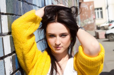 Sarı montlu genç kız