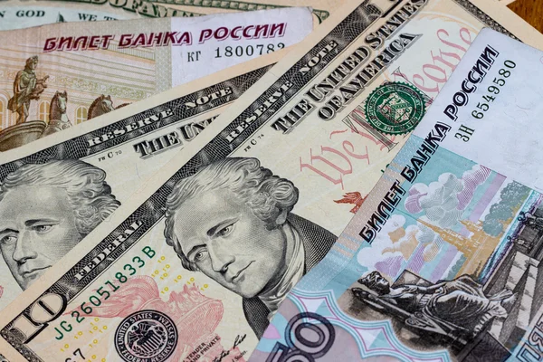 Ρωσικό και ένα αμερικανικό χρήματα — Φωτογραφία Αρχείου