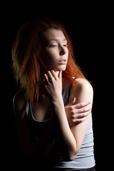 La chica con el pelo rojo sobre un fondo negro. Retrato de estudio — Foto de Stock