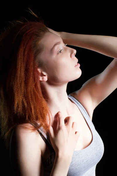 La ragazza con i capelli rossi su sfondo nero. Ritratto studio — Foto Stock