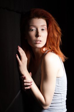 Kızıl saçlı genç kız portresi stüdyo