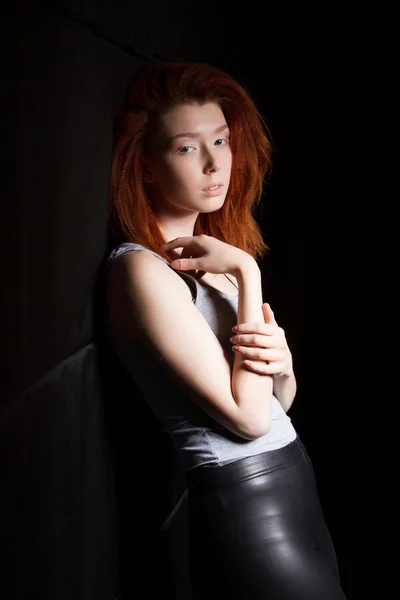 빨간 머리 젊은 여자의 스튜디오 초상화 — 스톡 사진