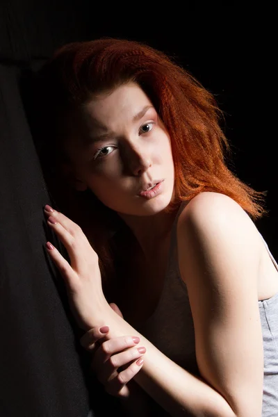 赤髪の少女のスタジオ ポートレート — ストック写真