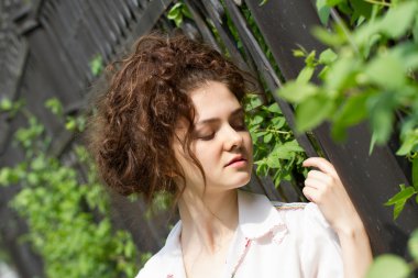 Bahar parkta genç bir kız