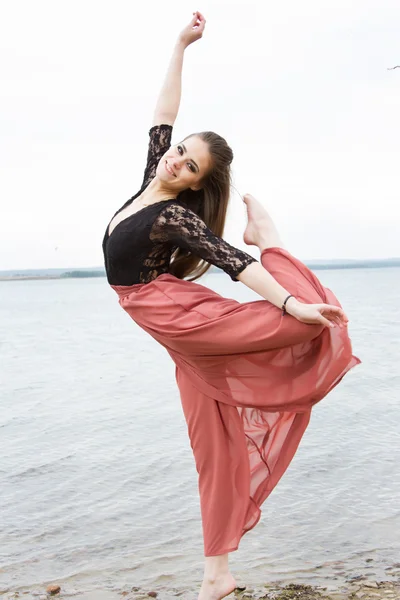 Ragazza che balla sulle rive iorya — Foto Stock