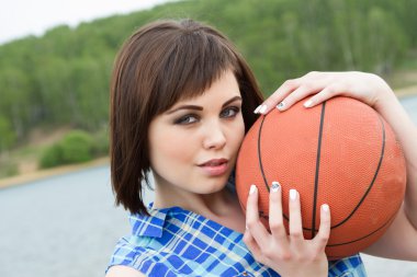 Pretty genç kız bir basketbol holding
