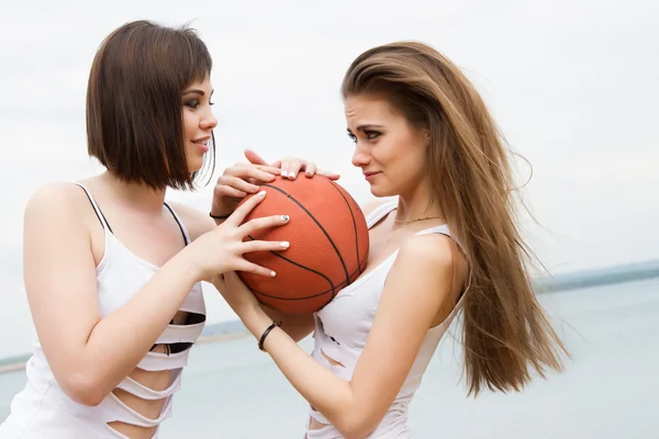 Dwie dziewczyny walczą o piłkę — Zdjęcie stockowe