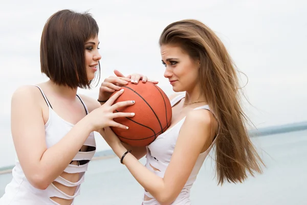 Due ragazze che lottano per il ballo — Foto Stock