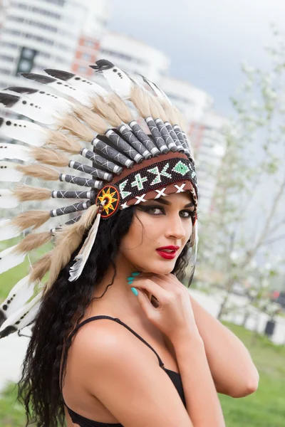 Caucasian woman in traditional headdress Indians — Stock Photo, Image