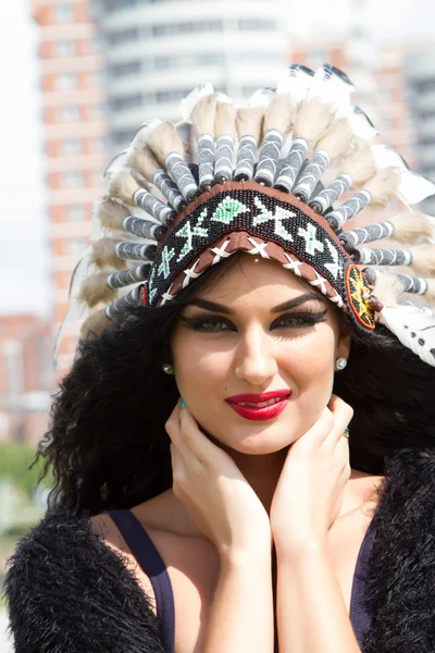 Caucasian woman in traditional headdress Indians — Stock Photo, Image