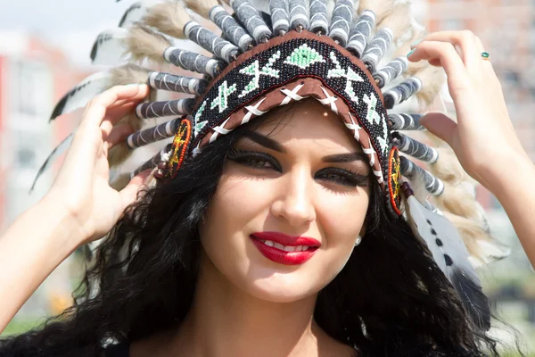 Caucasian woman in traditional headdress Indians — Stock Photo, Image