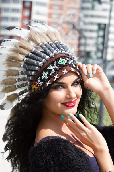 Caucasian woman in traditional headdress Indians — Stock Photo, Image