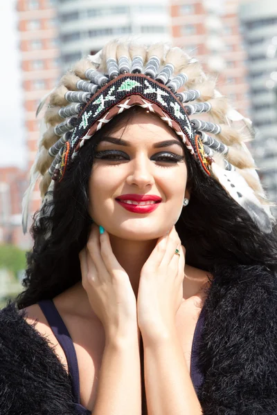 Kaukasisk kvinne i tradisjonelle hodeplagg indianere – stockfoto