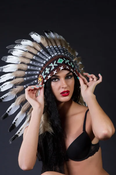 Girl in traditional headdress Indian — Stock Photo, Image